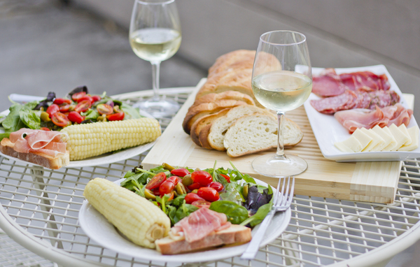 белое вино с легкой закуской.jpg